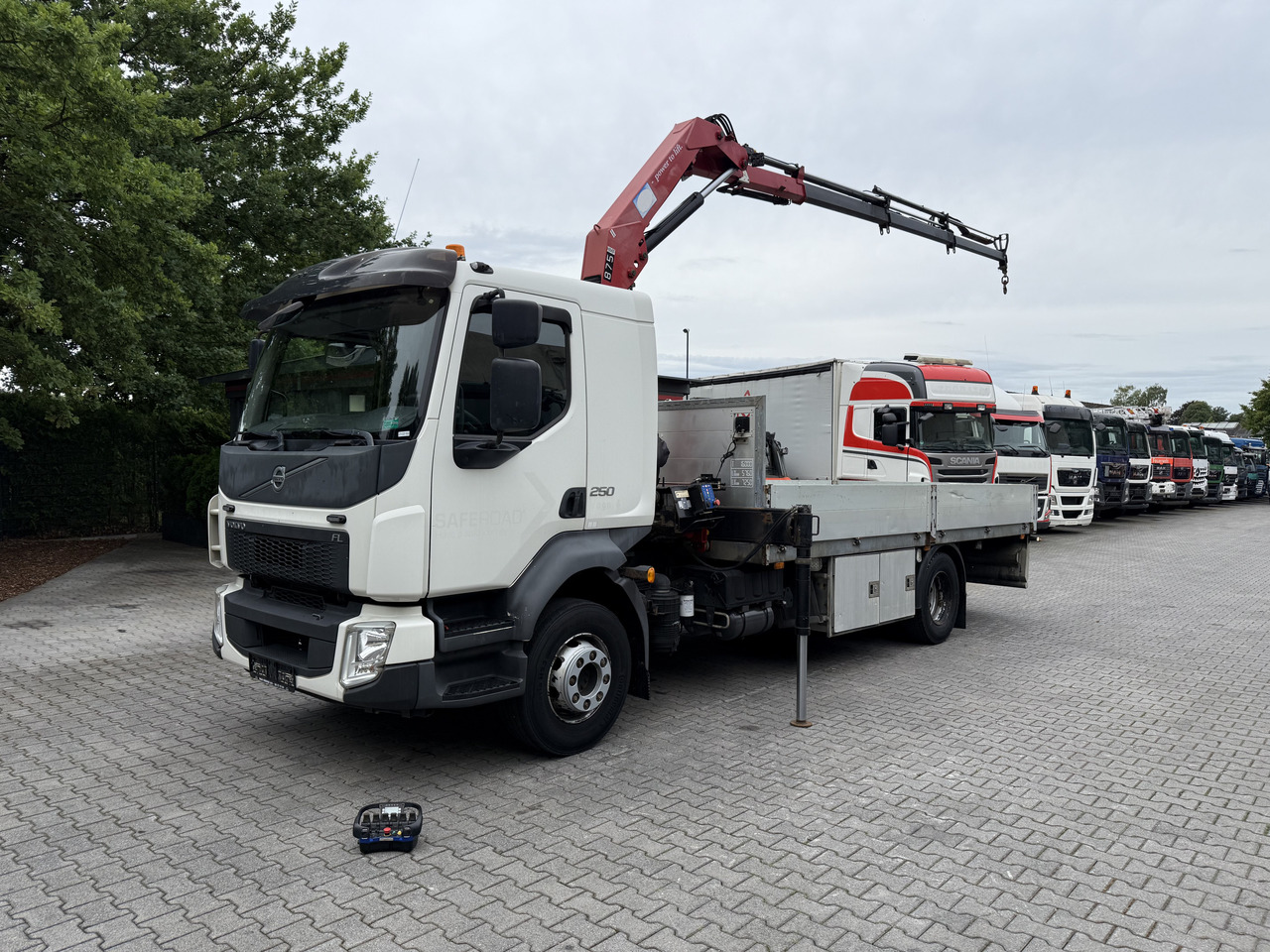 Volvo FL250.16 HMF 875 K3 - Platforminis/ Bortinis sunkvežimis, Sunkvežimis su kranu: foto 1 Volvo FL250.16 HMF 875 K3 - Platforminis/ Bortinis sunkvežimis, Sunkvežimis su kranu: foto 1