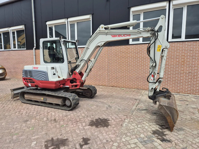 Takeuchi TB250 - Mini ekskavatorius: foto 4 Takeuchi TB250 - Mini ekskavatorius: foto 4