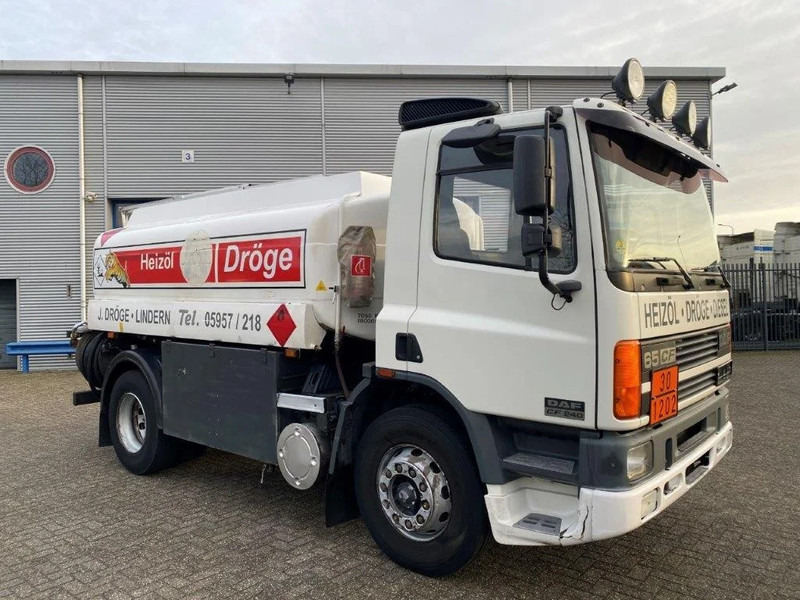 DAF 65CF-240 / FULL STEEL / POMP / 3 COMPARTIMENTS / 8350 LITER / ONLY:25969 KM / EURO-2 / MANUAL / GOOD CONDITION - Autocisterna: foto 2 DAF 65CF-240 / FULL STEEL / POMP / 3 COMPARTIMENTS / 8350 LITER / ONLY:25969 KM / EURO-2 / MANUAL / GOOD CONDITION - Autocisterna: foto 2