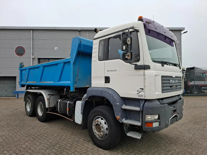 MAN TGA 26.310 / 6X4 / 2XBIG AXLE / 2SIDE TIPPER / ONLY:545423 KM / TUV:06-05-2026 / FULL-STEEL / AIRCO / MANUAL / EURO-4 / 2005 - Savivartis sunkvežimis: foto 4 MAN TGA 26.310 / 6X4 / 2XBIG AXLE / 2SIDE TIPPER / ONLY:545423 KM / TUV:06-05-2026 / FULL-STEEL / AIRCO / MANUAL / EURO-4 / 2005 - Savivartis sunkvežimis: foto 4