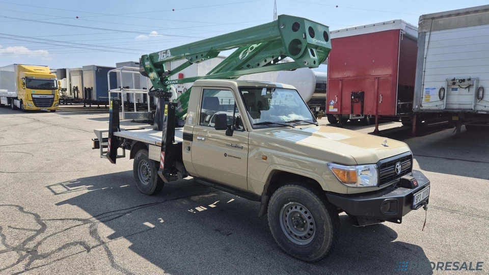 TOYOTA LAND CRUISER 79 montážní plošina - Autobokštelio: foto 1 TOYOTA LAND CRUISER 79 montážní plošina - Autobokštelio: foto 1