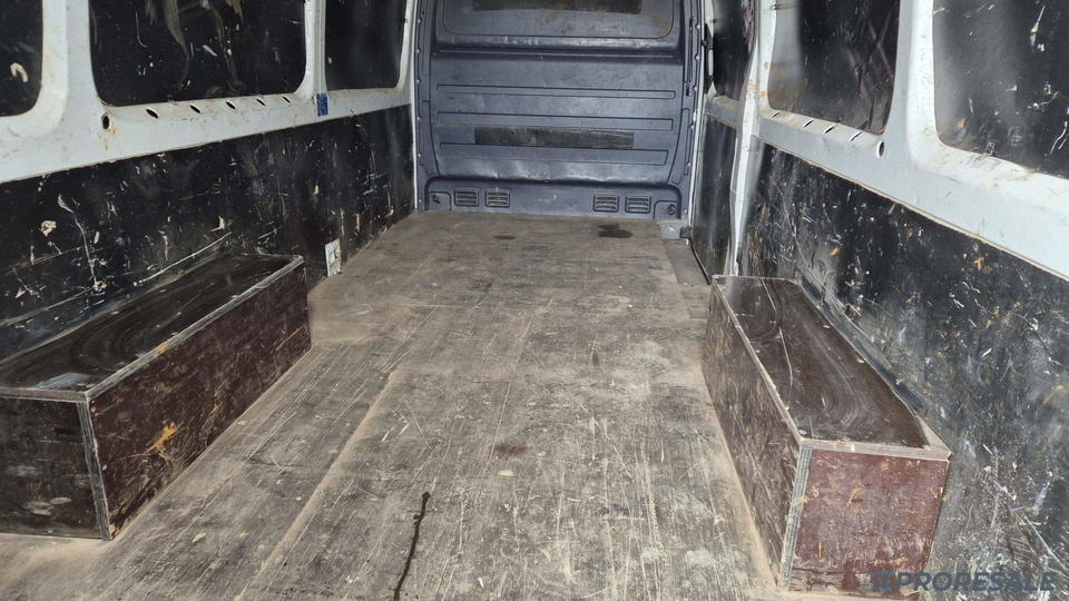 VOLKSWAGEN CRAFTER 2,0 TDi 100 kW skříňový - Furgonas su krovinių dėže: foto 4 VOLKSWAGEN CRAFTER 2,0 TDi 100 kW skříňový - Furgonas su krovinių dėže: foto 4