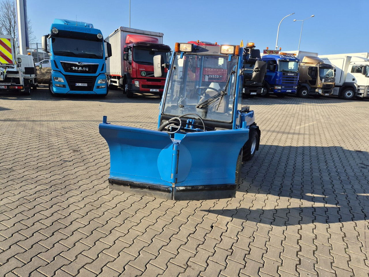 HOLDER C245 4WD / Tool carrier / Snow plow / PTO Front AN D Rear / 4X4 / - Komunalinis traktorius: foto 3 HOLDER C245 4WD / Tool carrier / Snow plow / PTO Front AN D Rear / 4X4 / - Komunalinis traktorius: foto 3