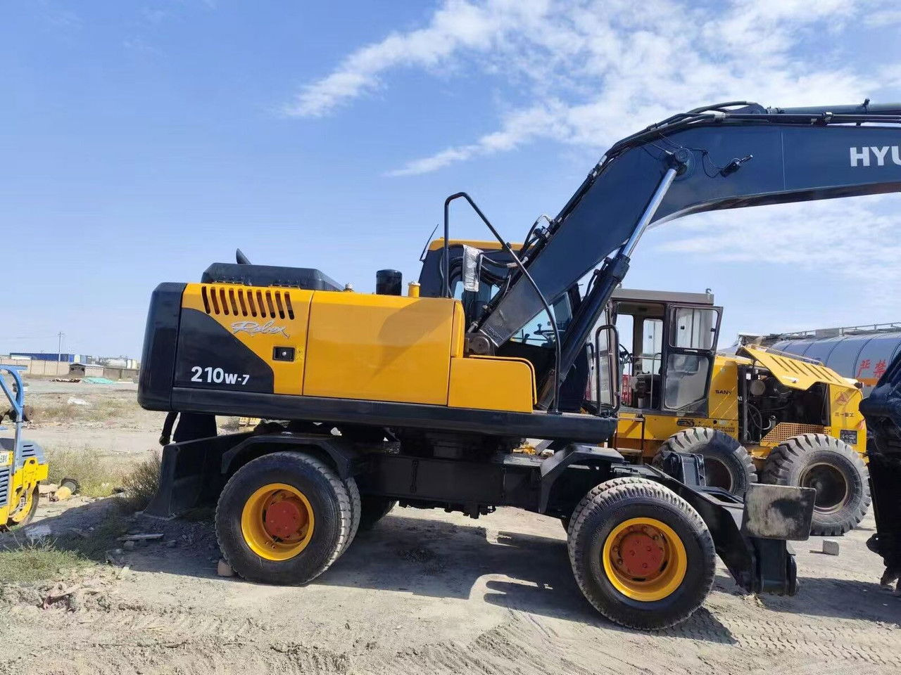 Hyundai R210-7 - Ratinis ekskavatorius: foto 1 Hyundai R210-7 - Ratinis ekskavatorius: foto 1