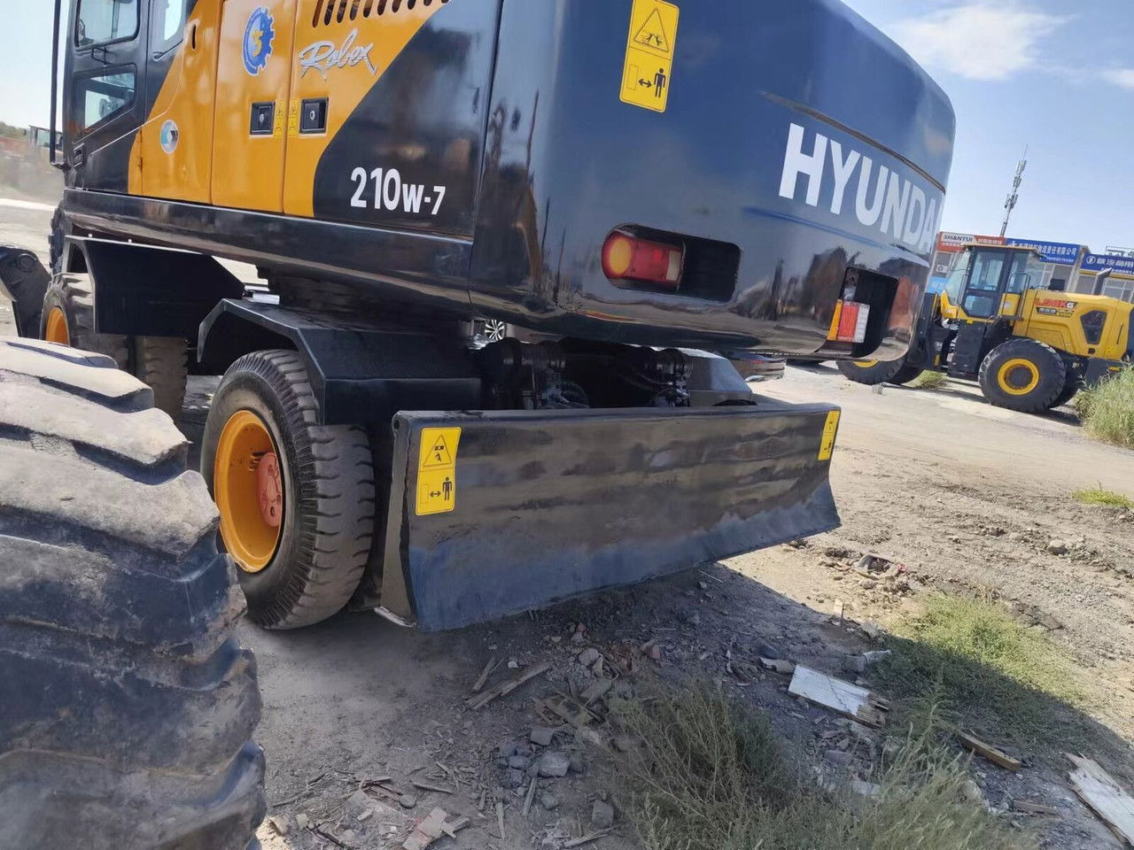 Hyundai R210-7 - Ratinis ekskavatorius: foto 3 Hyundai R210-7 - Ratinis ekskavatorius: foto 3