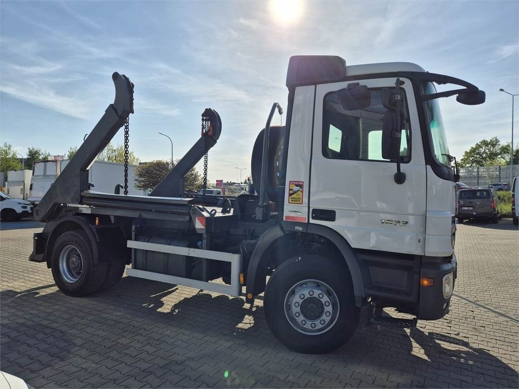 Mercedes-Benz Actros 1832 / FORNAL 180 / 1 OWNER / SERVICED! - Nuožulnaus pakėlimo ant platformos sunkvežimis: foto 5 Mercedes-Benz Actros 1832 / FORNAL 180 / 1 OWNER / SERVICED! - Nuožulnaus pakėlimo ant platformos sunkvežimis: foto 5