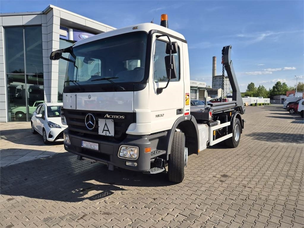 Mercedes-Benz Actros 1832 / FORNAL 180 / 1 OWNER / SERVICED! - Nuožulnaus pakėlimo ant platformos sunkvežimis: foto 2 Mercedes-Benz Actros 1832 / FORNAL 180 / 1 OWNER / SERVICED! - Nuožulnaus pakėlimo ant platformos sunkvežimis: foto 2