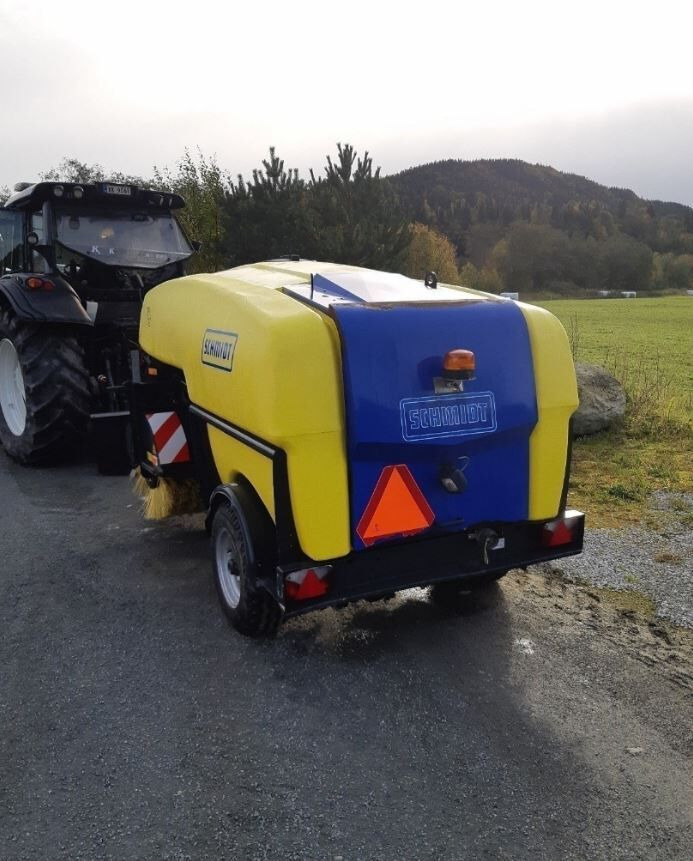 Schmidt TSS 122, Like NEW, Only 203 hours, up to 40KM/h - Transport all - Gatvių šlavimo mašina: foto 3 Schmidt TSS 122, Like NEW, Only 203 hours, up to 40KM/h - Transport all - Gatvių šlavimo mašina: foto 3