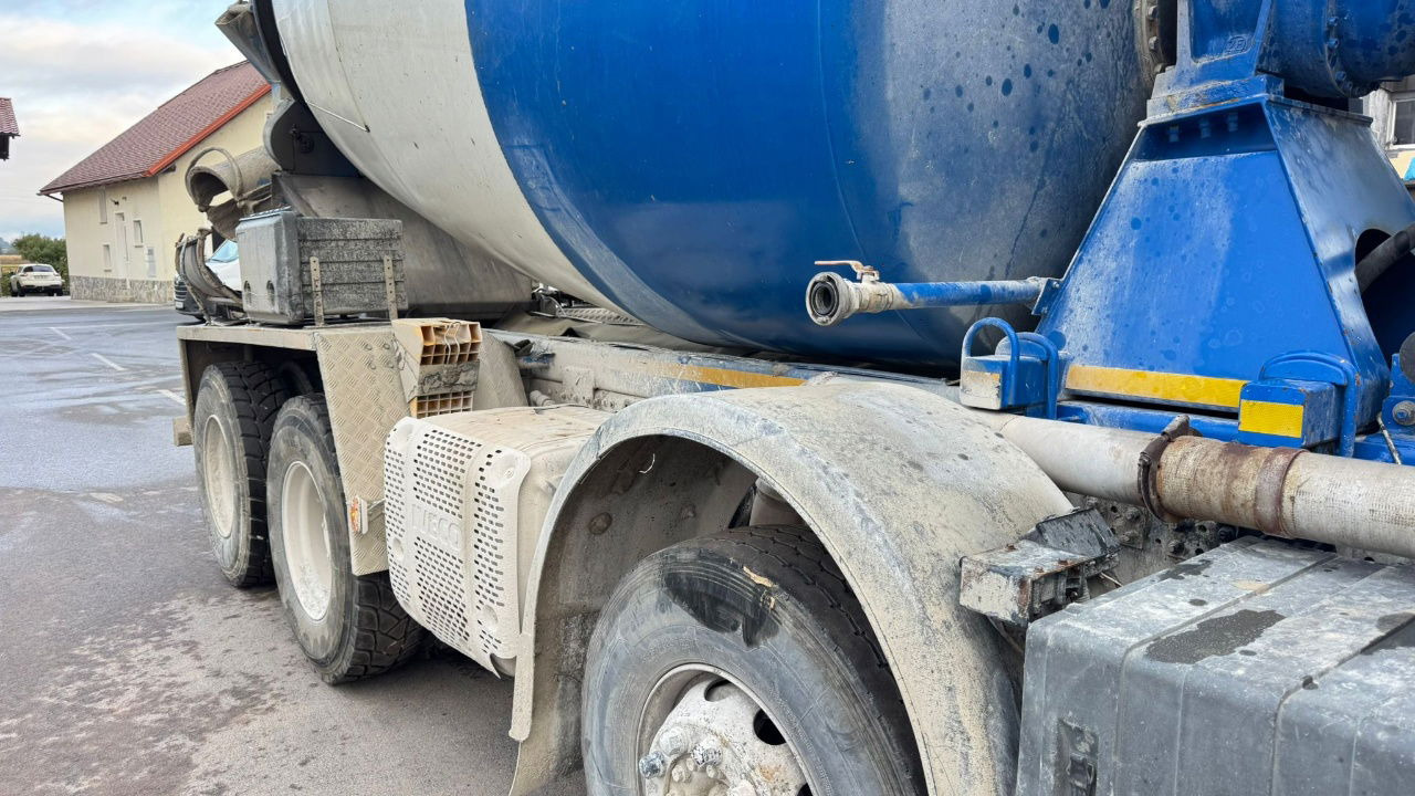 Iveco Trakker AD340TB45 8x4 mixer 10m3 - Betonvežis: foto 4 Iveco Trakker AD340TB45 8x4 mixer 10m3 - Betonvežis: foto 4