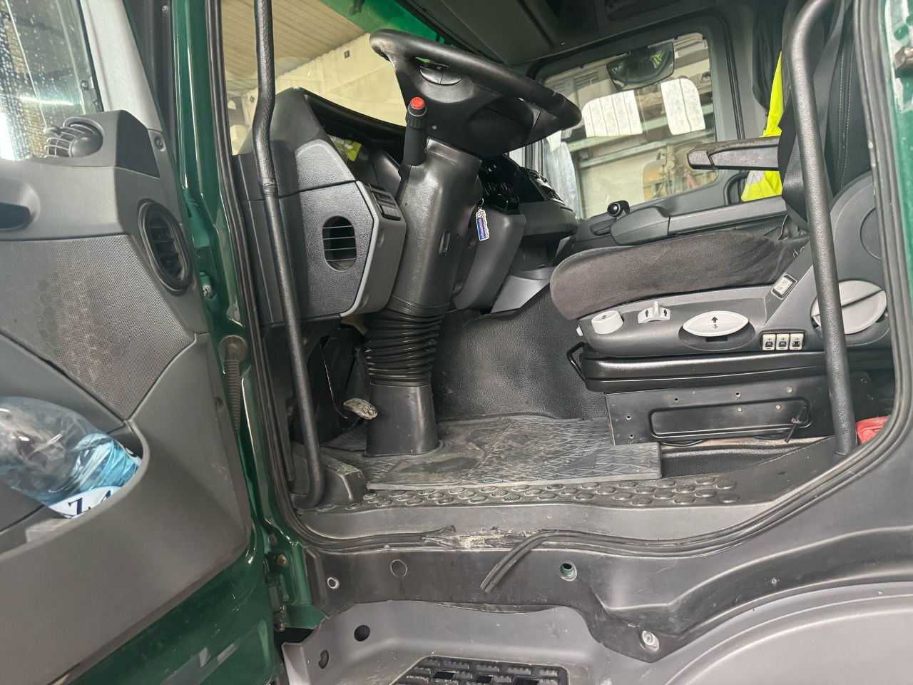 Mercedes-Benz Actros 2044 AS 4x4 tractor unit spring - eps - tipp. hydr. - Vilkikas: foto 4 Mercedes-Benz Actros 2044 AS 4x4 tractor unit spring - eps - tipp. hydr. - Vilkikas: foto 4