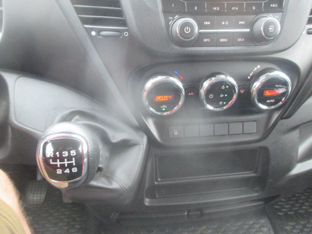 Furgonas su krovinių dėže Iveco Daily 35C16: foto 18