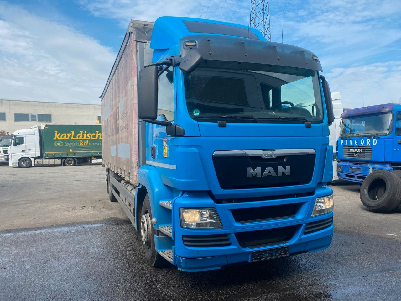 MAN 18.400 8m Lang/10t Nutzlast/2 Stück MAN 18.400 kein 18.440 2 x - Tentinis sunkvežimis: foto 1 MAN 18.400 8m Lang/10t Nutzlast/2 Stück MAN 18.400 kein 18.440 2 x - Tentinis sunkvežimis: foto 1