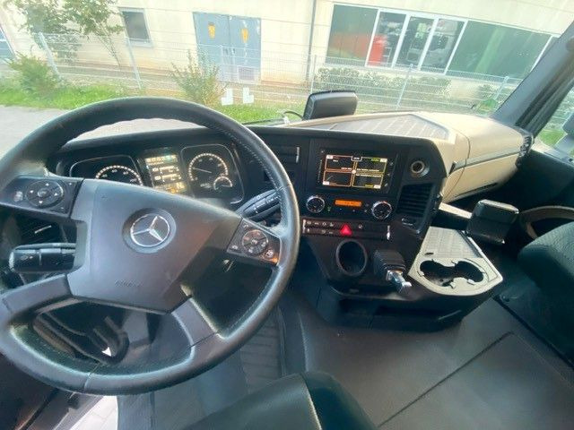 Interior photo 1: Konteineris-vežimus/ Sukeisti kūną sunkvežimis Mercedes-Benz Actros 1842 BDF LBW 1845 2x Mercedes-Benz Actros 1842 BDF LBW 1845 2x Interior photo 1: Konteineris-vežimus/ Sukeisti kūną sunkvežimis Mercedes-Benz Actros 1842 BDF LBW 1845 2x Mercedes-Benz Actros 1842 BDF LBW 1845 2x