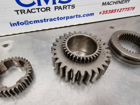 Case 1394, 1494, 1594 Transmission Dog Hub Gear Coupling K954305, K943644 - Transmisija: foto 4 Case 1394, 1494, 1594 Transmission Dog Hub Gear Coupling K954305, K943644 - Transmisija: foto 4