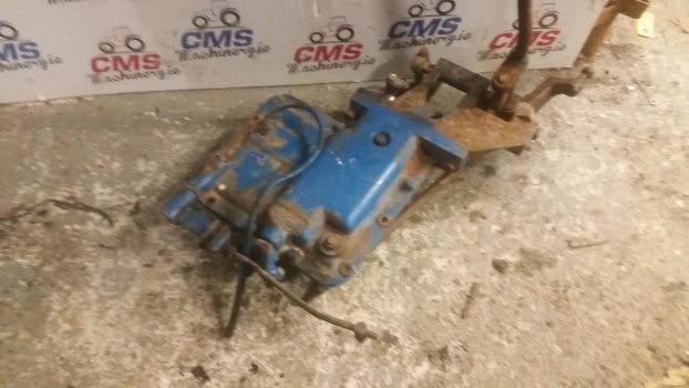 Ford 10 Series 7610, 7710, 7810, 7910, 8210 Gear Shift Cover E4nn7488aa - Transmisija - Traktorius: foto 2 Ford 10 Series 7610, 7710, 7810, 7910, 8210 Gear Shift Cover E4nn7488aa - Transmisija - Traktorius: foto 2