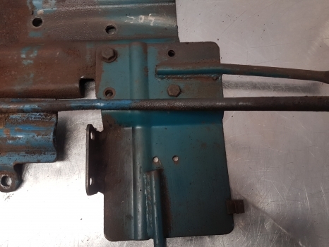 Ford 4600, 3600, 2600, 7600 Engine Bonnet Support E4nn16b814ba, 83953493 - Kapotas - Traktorius: foto 4 Ford 4600, 3600, 2600, 7600 Engine Bonnet Support E4nn16b814ba, 83953493 - Kapotas - Traktorius: foto 4