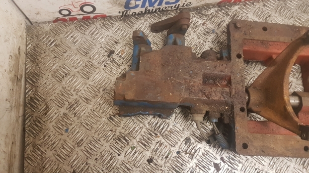 Ford 7840, 5640, 8240 40 Transmission Control Plate Cover F1nn7211ac, F1nn7222aa - Transmisija - Traktorius: foto 3 Ford 7840, 5640, 8240 40 Transmission Control Plate Cover F1nn7211ac, F1nn7222aa - Transmisija - Traktorius: foto 3