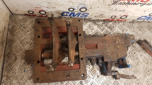 Ford 8340, 5640, 6640 40 Transmission Control Plate Cover F1nn7211ac, F1nn7222aa - Transmisija: foto 2 Ford 8340, 5640, 6640 40 Transmission Control Plate Cover F1nn7211ac, F1nn7222aa - Transmisija: foto 2