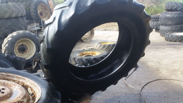 Ford Rear Tyre 16.9-38. Please Check By The Photos. - Padanga - Traktorius: foto 1 Ford Rear Tyre 16.9-38. Please Check By The Photos. - Padanga - Traktorius: foto 1