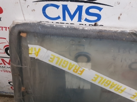 Massey Ferguson 300, 350, 375, 390, 398, 399 Cab Glass Rear Window 3477716m1 - Langas ir dalys - Traktorius: foto 4 Massey Ferguson 300, 350, 375, 390, 398, 399 Cab Glass Rear Window 3477716m1 - Langas ir dalys - Traktorius: foto 4