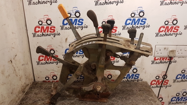 Massey Ferguson 4255 Cab Lift Rear Console Controls 3814519m92 - Kabina ir interjeras - Traktorius: foto 1 Massey Ferguson 4255 Cab Lift Rear Console Controls 3814519m92 - Kabina ir interjeras - Traktorius: foto 1