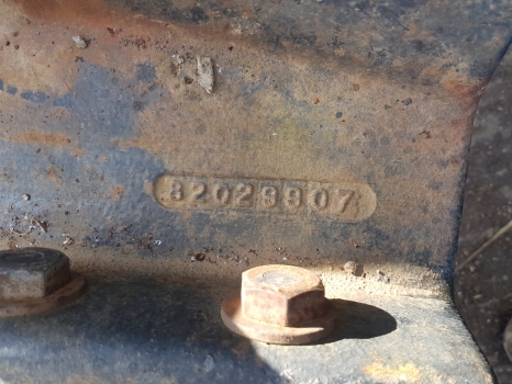 New Holland Case Ts115a Delta Front Weight Carrier 82029907, 82029908 - Atsvara - Traktorius: foto 2 New Holland Case Ts115a Delta Front Weight Carrier 82029907, 82029908 - Atsvara - Traktorius: foto 2
