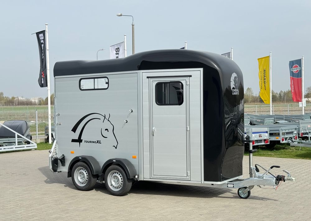 Cheval Liberte Touring Country XL przyczepa na dwa konie | duża siodlarnia | drzwi boczne | rampa przednia | 387×179 cm | ALUMINIOWA | Debon | dostawa | mocna i solidna | - Priekaba žirgams vežti: foto 1 Cheval Liberte Touring Country XL przyczepa na dwa konie | duża siodlarnia | drzwi boczne | rampa przednia | 387×179 cm | ALUMINIOWA | Debon | dostawa | mocna i solidna | - Priekaba žirgams vežti: foto 1