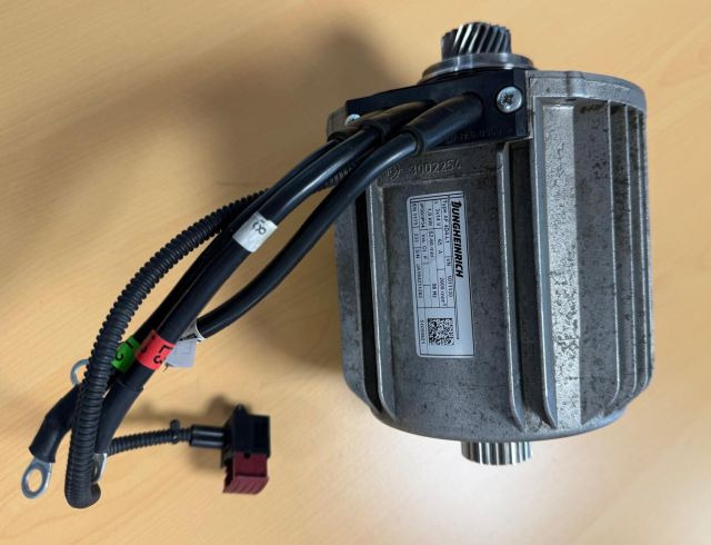 Jungheinrich 51050621 | Drive motor AF 4D4-L1 I/N 1011130 3 x14V 1,0 KW sn. JA18 - Elektros sistema - Krovimo technika: foto 1 Jungheinrich 51050621 | Drive motor AF 4D4-L1 I/N 1011130 3 x14V 1,0 KW sn. JA18 - Elektros sistema - Krovimo technika: foto 1