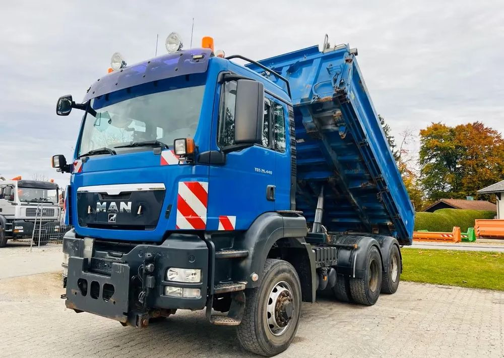 MAN TGS 26.440 6x6 Hydrodrive – Meiller 3-stronny wywrotka / Manual / Retarder / Tempomat / Euro 5 - Savivartis sunkvežimis: foto 1 MAN TGS 26.440 6x6 Hydrodrive – Meiller 3-stronny wywrotka / Manual / Retarder / Tempomat / Euro 5 - Savivartis sunkvežimis: foto 1