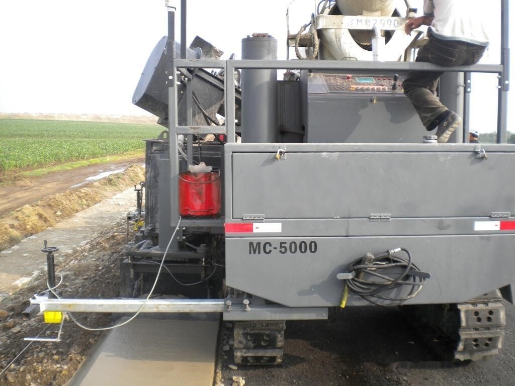 Kinglink MC5000 Concrete slipform paver for road ditch and gutter - Betono klotuvas: foto 3 Kinglink MC5000 Concrete slipform paver for road ditch and gutter - Betono klotuvas: foto 3