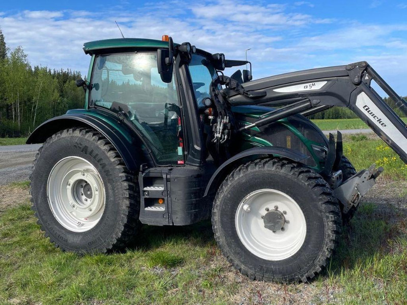 Valtra N154E Versu SmartTouch MR19 Valtra N154E Versu SmartTouch MR19 med frontlastare Quicke Q5M - Traktorius: foto 4 Valtra N154E Versu SmartTouch MR19 Valtra N154E Versu SmartTouch MR19 med frontlastare Quicke Q5M - Traktorius: foto 4