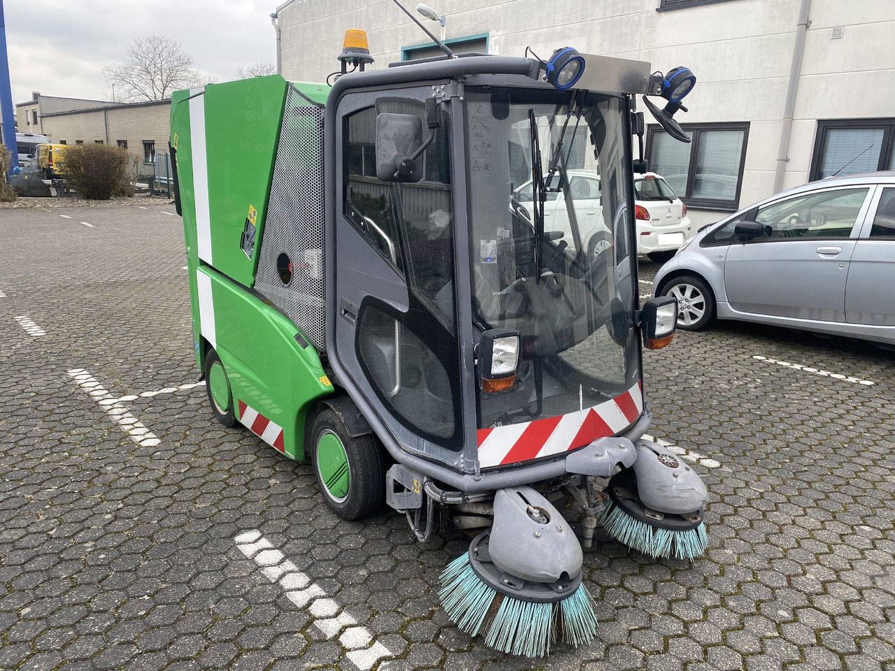 TENNANT Green Machines 500 ZE electric 500 ZE - Gatvių šlavimo mašina: foto 3 TENNANT Green Machines 500 ZE electric 500 ZE - Gatvių šlavimo mašina: foto 3
