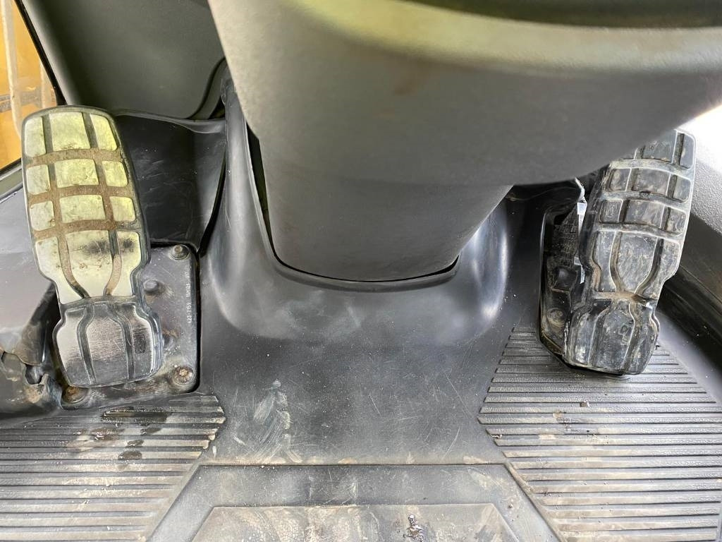 Ratinis krautuvas CAT 938 M (Bucket + Forks): foto 17