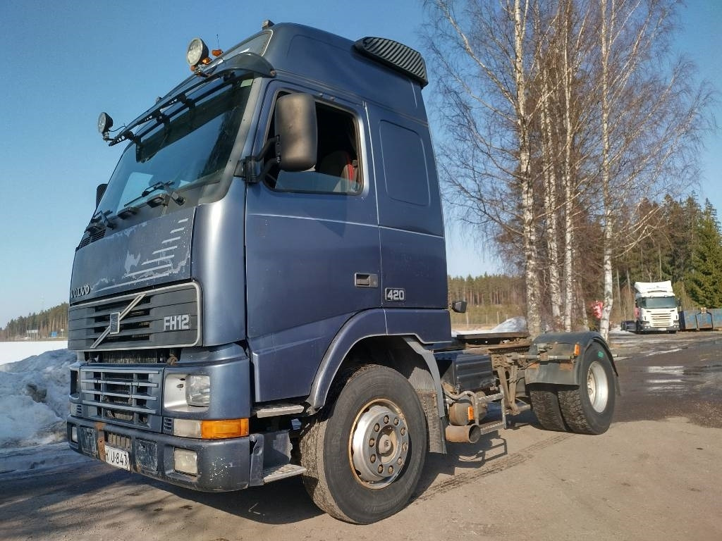 Volvo FH12 kanttilamppu veturi - Vilkikas: foto 1 Volvo FH12 kanttilamppu veturi - Vilkikas: foto 1