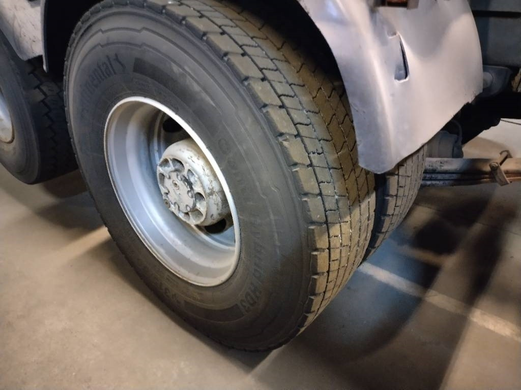 Volvo F12 6x2 ketjulaitteilla, Museointiin - Nuožulnaus pakėlimo ant platformos sunkvežimis: foto 4 Volvo F12 6x2 ketjulaitteilla, Museointiin - Nuožulnaus pakėlimo ant platformos sunkvežimis: foto 4