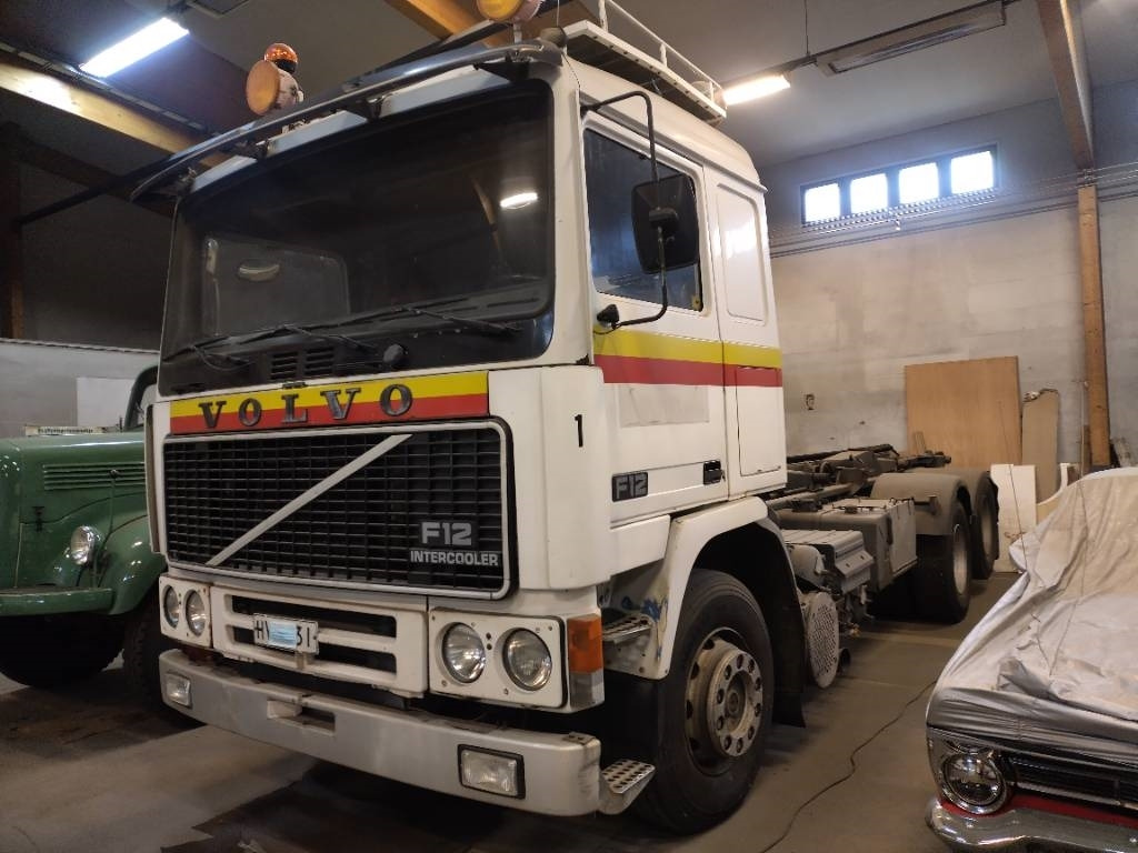 Volvo F12 6x2 ketjulaitteilla, Museointiin - Nuožulnaus pakėlimo ant platformos sunkvežimis: foto 1 Volvo F12 6x2 ketjulaitteilla, Museointiin - Nuožulnaus pakėlimo ant platformos sunkvežimis: foto 1