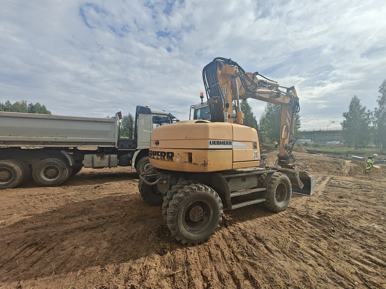 LIEBHERR A312 - Ratinis ekskavatorius: foto 4 LIEBHERR A312 - Ratinis ekskavatorius: foto 4