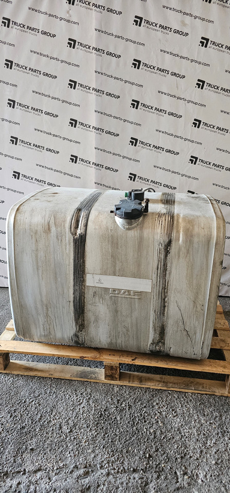 DAF DAF XF, CF EURO6 emission fuel tank in fully complete with brackets 1944798, 1944800, 2193145, 1944801, 2198081, 1949897, 2198104, 1945569, 2198105, 2259915, 1681827, 1617170, 1949909, 1945569, 194480 - Atsarginės dalys: foto 1 DAF DAF XF, CF EURO6 emission fuel tank in fully complete with brackets 1944798, 1944800, 2193145, 1944801, 2198081, 1949897, 2198104, 1945569, 2198105, 2259915, 1681827, 1617170, 1949909, 1945569, 194480 - Atsarginės dalys: foto 1