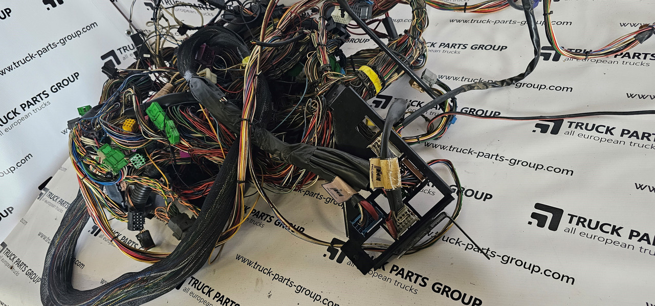 VOLVO VOLVO FH12, D12D, EURO3 cable harness with connectors inside cab, full set, wiring set electric support 665236 - Atsarginės dalys - Sunkvežimis: foto 4 VOLVO VOLVO FH12, D12D, EURO3 cable harness with connectors inside cab, full set, wiring set electric support 665236 - Atsarginės dalys - Sunkvežimis: foto 4