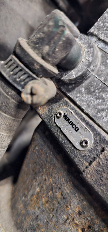VOLVO VOLVO FH12 / FM12 EURO3, D12D air compressor, brake system 2042, 9343, 2054, 7525, 412704006, 20382345, 20478151, 20569928, 20773343, 20842990, 21388369, 85000360, 85000487, 85000614, 85000115, 850061 - Atsarginės dalys - Sunkvežimis: foto 1 VOLVO VOLVO FH12 / FM12 EURO3, D12D air compressor, brake system 2042, 9343, 2054, 7525, 412704006, 20382345, 20478151, 20569928, 20773343, 20842990, 21388369, 85000360, 85000487, 85000614, 85000115, 850061 - Atsarginės dalys - Sunkvežimis: foto 1
