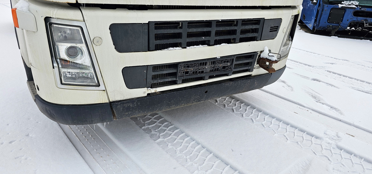 VOLVO VOLVO FH12 front bumper complete + head lights 1580214, 8144482, 1063509, 20425625, 20529740, 3175417, 20425627, 20529742, 3175419, 8144455, 20360507, 20425626, 20529741, 3175418, 8144454, 8189329, 20 - Atsarginės dalys - Sunkvežimis: foto 1 VOLVO VOLVO FH12 front bumper complete + head lights 1580214, 8144482, 1063509, 20425625, 20529740, 3175417, 20425627, 20529742, 3175419, 8144455, 20360507, 20425626, 20529741, 3175418, 8144454, 8189329, 20 - Atsarginės dalys - Sunkvežimis: foto 1
