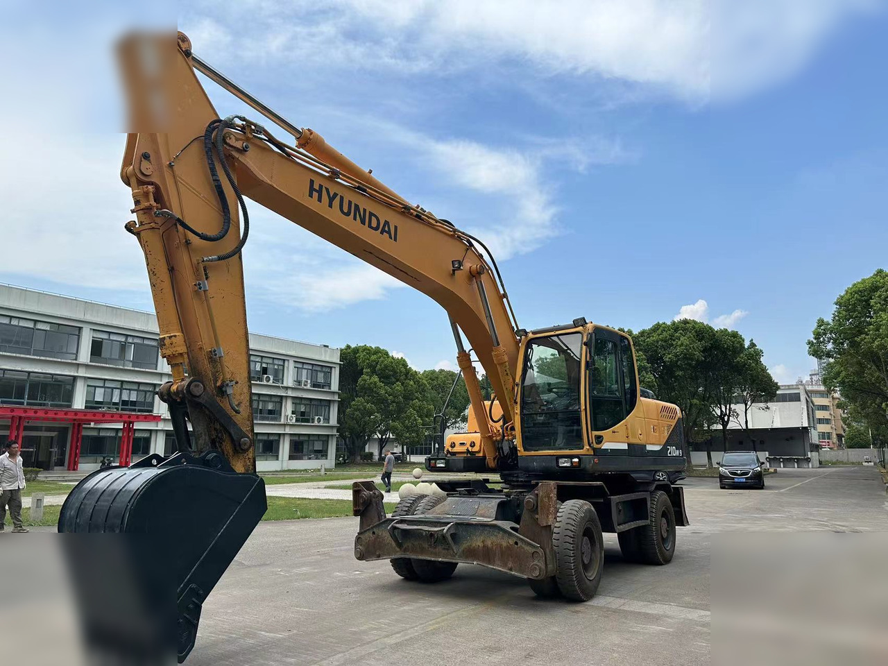 HYUNDAI ROBEX 210W-9 - Ratinis ekskavatorius: foto 1 HYUNDAI ROBEX 210W-9 - Ratinis ekskavatorius: foto 1