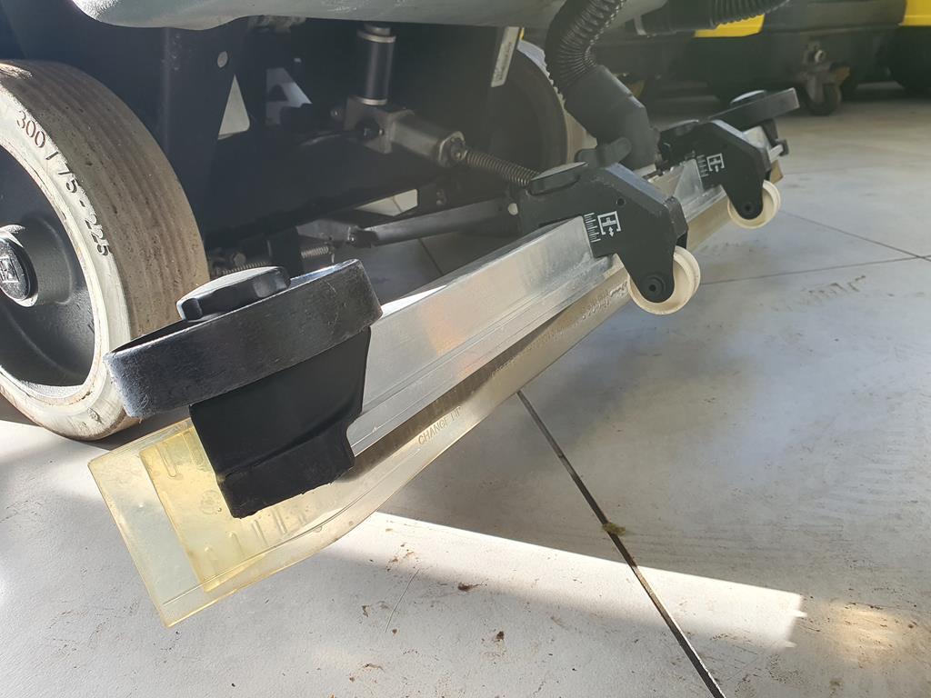 Grindų plovimo mašina KÄRCHER B 140 R Bp + R 90: foto 10