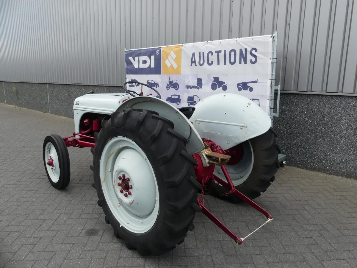 Ford 8N, Dearborn - Traktorius: foto 5 Ford 8N, Dearborn - Traktorius: foto 5