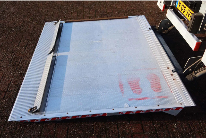 Iveco Daily 35C16 Carrier Xarios 350 Koel+Vries+verwarmen + stekker 220 volt, Dhollandia 750 kg klep - Furgonas šaldytuvas: foto 5 Iveco Daily 35C16 Carrier Xarios 350 Koel+Vries+verwarmen + stekker 220 volt, Dhollandia 750 kg klep - Furgonas šaldytuvas: foto 5