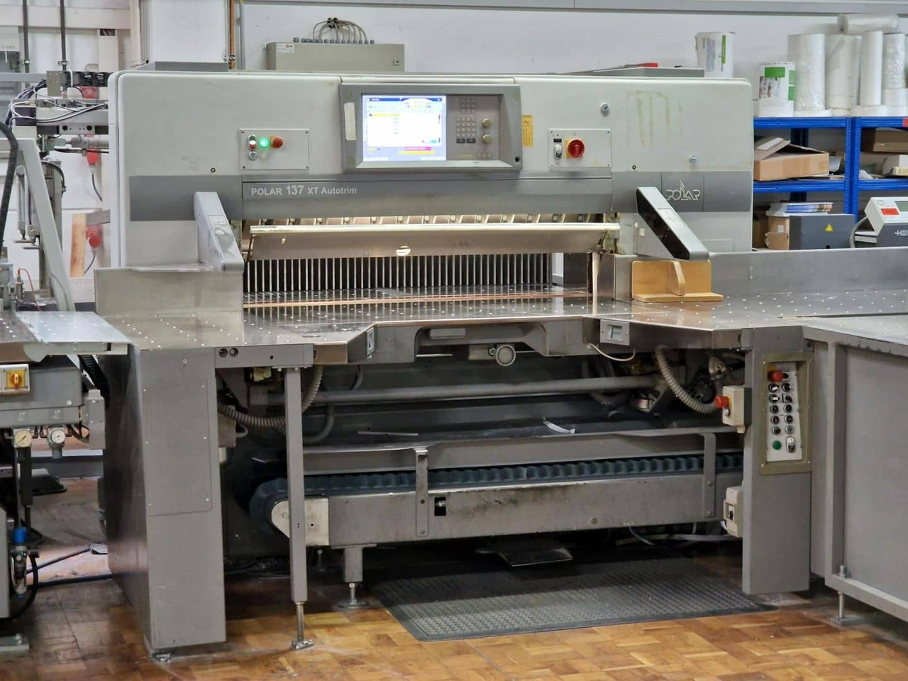 Polar 137XT-AT - Popieriaus pjaustymo mašina: foto 4 Polar 137XT-AT - Popieriaus pjaustymo mašina: foto 4