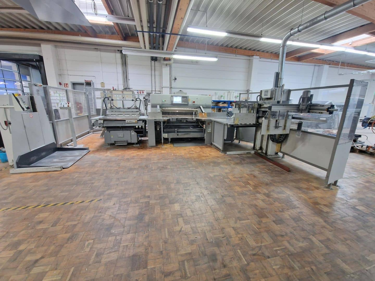 Polar 137XT-AT - Popieriaus pjaustymo mašina: foto 1 Polar 137XT-AT - Popieriaus pjaustymo mašina: foto 1