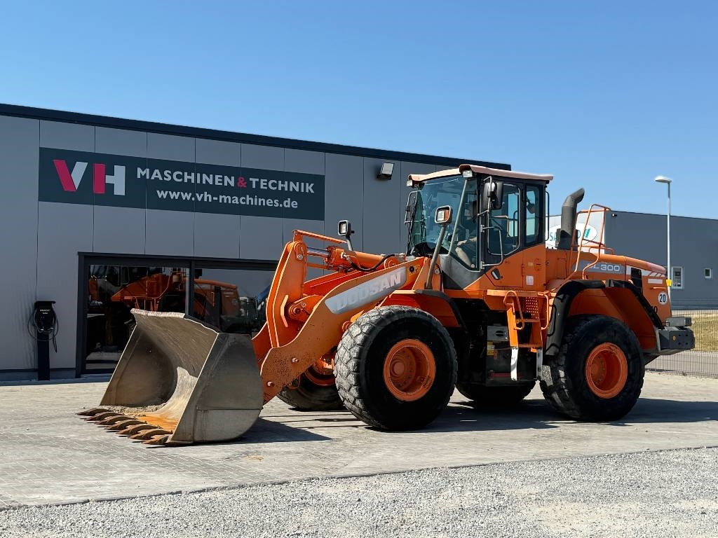 Doosan DL 300-3 - Ratinis krautuvas: foto 1 Doosan DL 300-3 - Ratinis krautuvas: foto 1