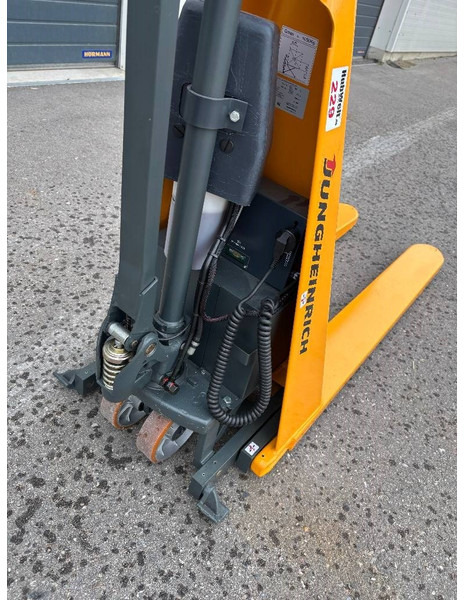 Jungheinrich Scherenhubwagen AMX 10e - Keltuvas: foto 4 Jungheinrich Scherenhubwagen AMX 10e - Keltuvas: foto 4