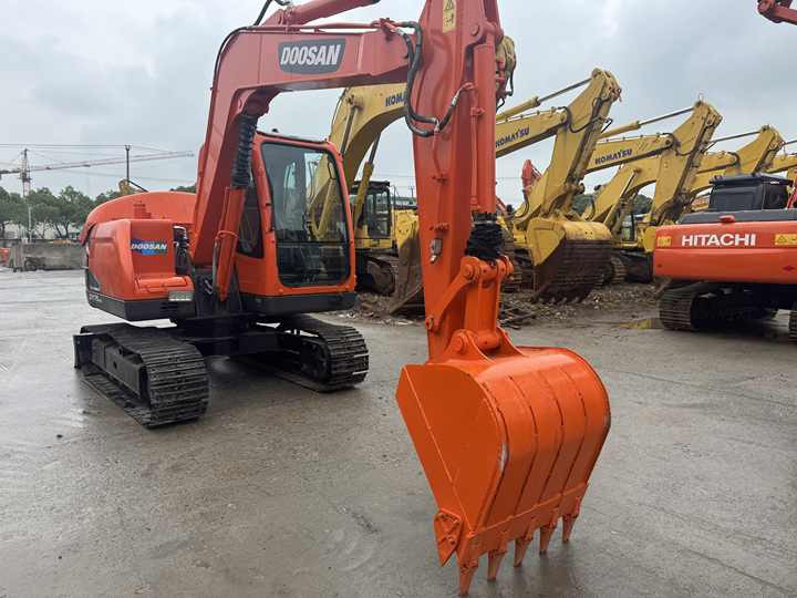 Doosan DX75-9C Used Excavator Crawler Second Hand Korean Engine DX75-9C Small Digger for Home or Farm - Vikšrinis ekskavatorius: foto 3 Doosan DX75-9C Used Excavator Crawler Second Hand Korean Engine DX75-9C Small Digger for Home or Farm - Vikšrinis ekskavatorius: foto 3